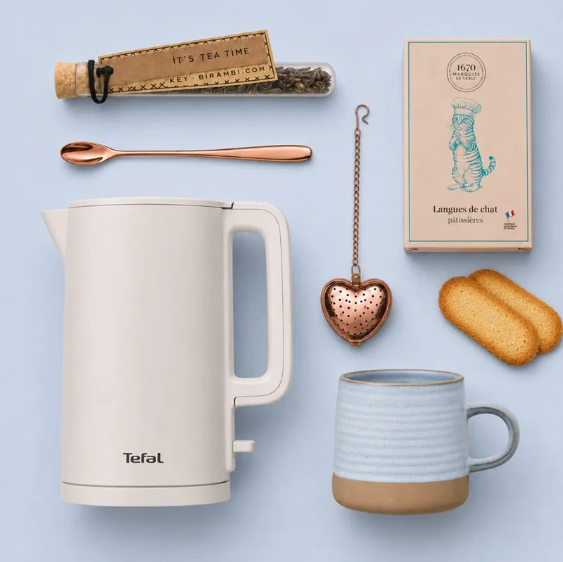 Thee Cadeaupakket – KO140B Waterkoker 1,5 L – Met Mok, Thee-ei, Theelepel, Theebuisje & Franse Koekjes von Tefal in Beige – Produktfoto