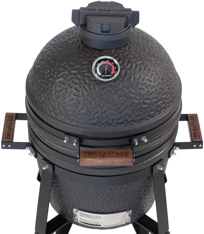 Urban Compact - Houtskoolbarbecue - Kamado BBQ van The Bastard in Zwart – productfoto