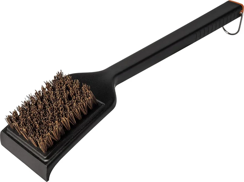 Hot n' Cold Grill Cleaning Brush by Traeger in Black – product photo