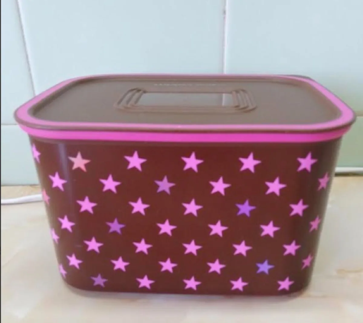Ladebakken Koektrommel van Tupperware in Bruin met glitterende sterren – productfoto