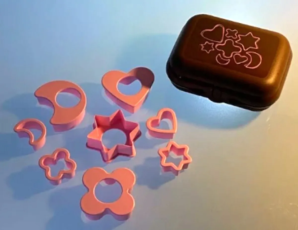 Tupperware 8-in-1 koekjesvormen, incl Clickdoosje van Tupperware in Licht roze vormpjes en bruine doosje. – productfoto