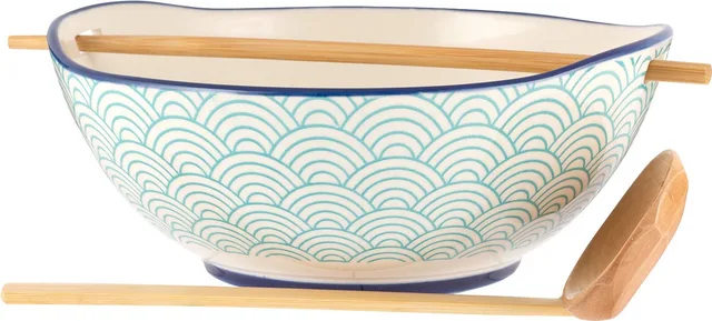 World Foods noedelsoep kom uit aardewerk met lepel en eetstokje uit bamboo