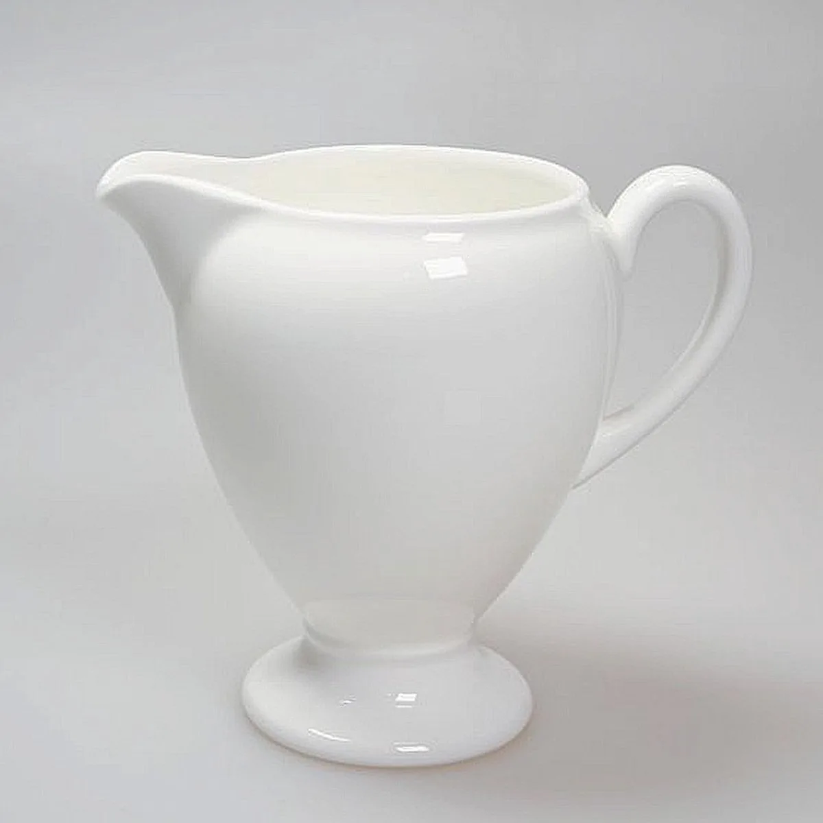 White China Melkkannetje 0.15 ltr Globe-hoog ( oud model ) de Wedgwood en Ivoire – photo produit