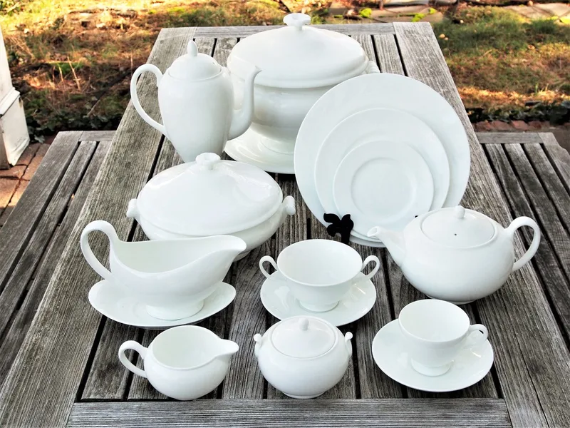 White - Saladeschaal 25cm - bone china by Wedgwood in White – product photo