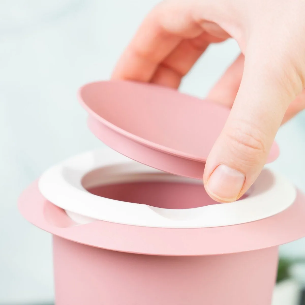 Beslagkom met tweedelige deksel, 1 l, met schenktuit, kunststof, wit/roze, 3151227P van Westmark in Roze – productfoto
