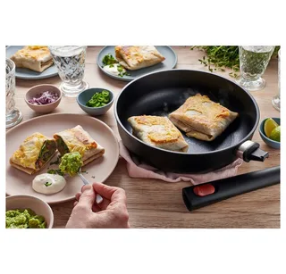 Eco Lite Hapjespan 24 cm van Woll in Zwart – productfoto 2 van 5