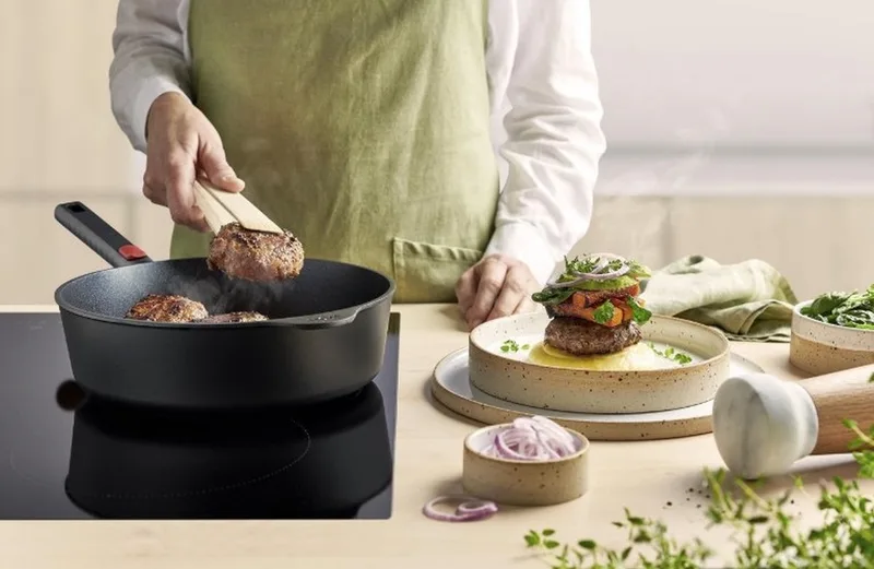 Hapjespan. Ø 24 cm, 2.5 L, Gerecycled Aluminium, QXR Non Stick, Inductie by Woll in Black – product photo
