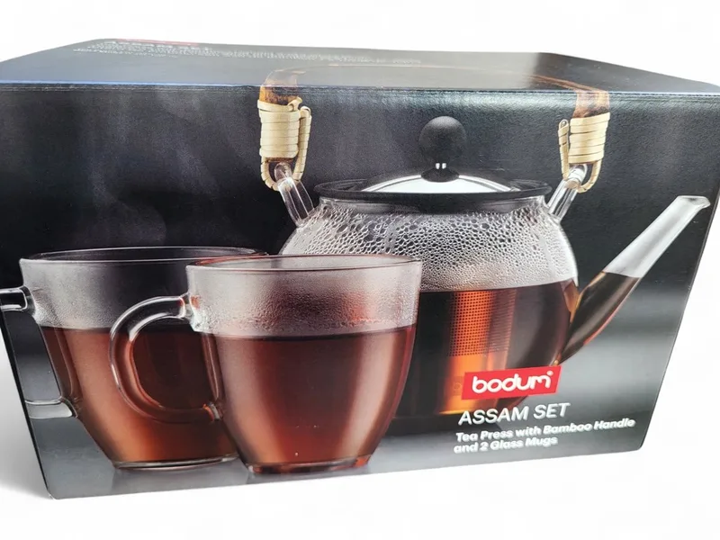 Thee Set - Thee Kan met Zeef - 2 glazen 0,35 L - Bamboe Handvat - Luxe Theeset van Bodum in Transparant – productfoto