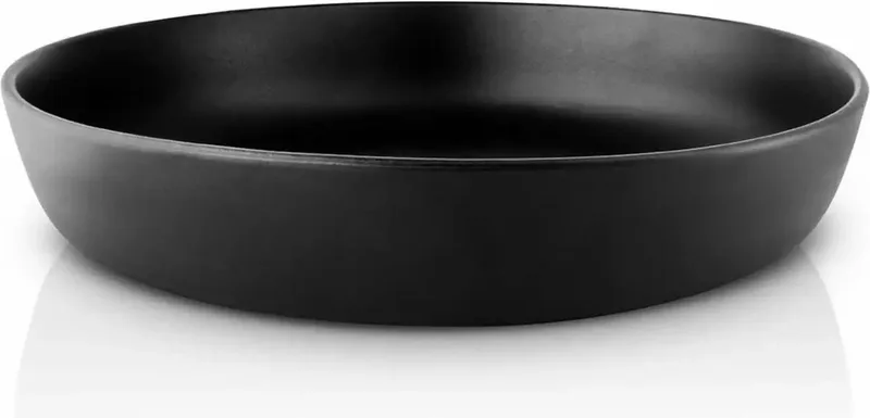 Nordic Kitchen flache Salatschale schwarz Ø28cm von Eva Solo in Schwarz – Produktfoto