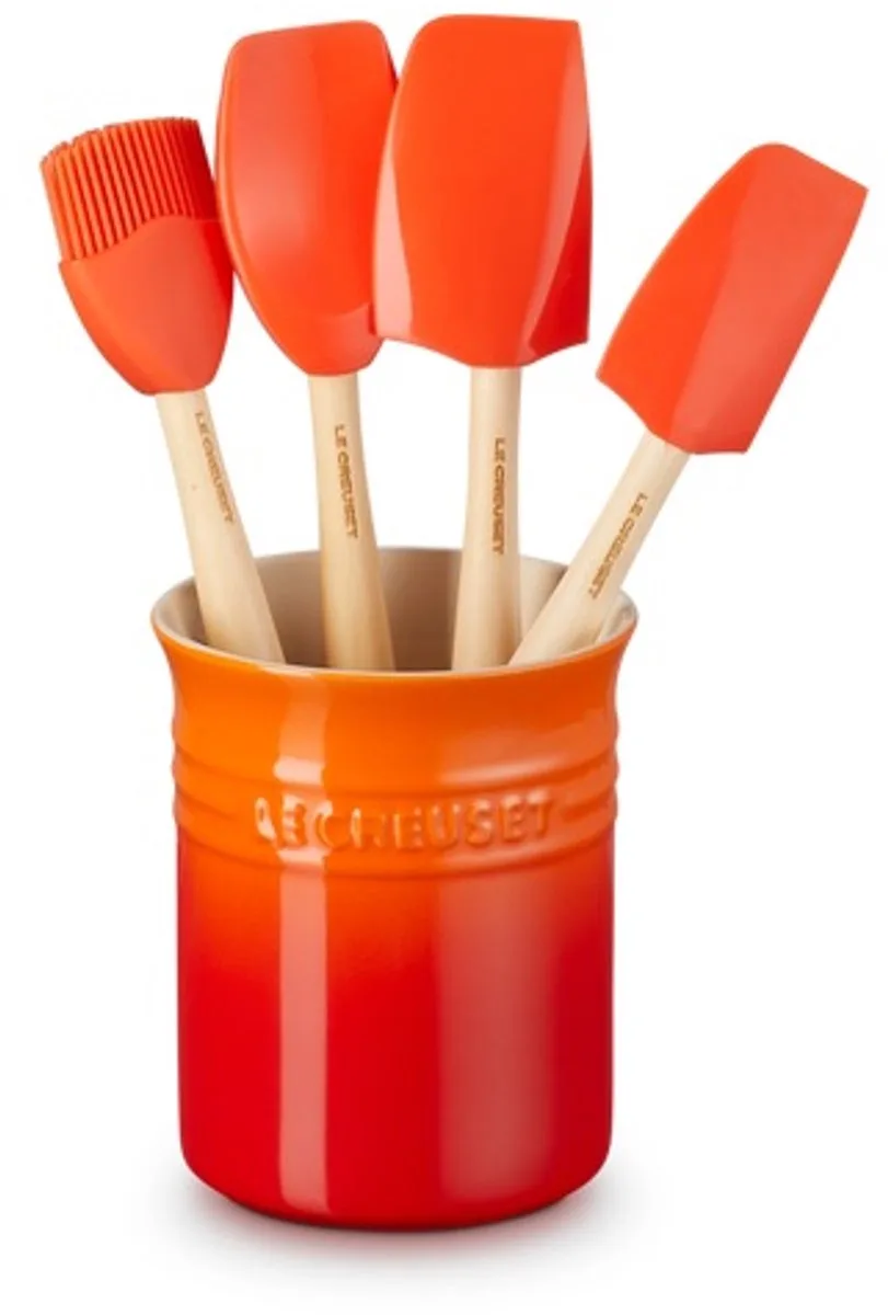 aardewerken spatelpot met 4 spatels van Le Creuset in Oranjerood – productfoto