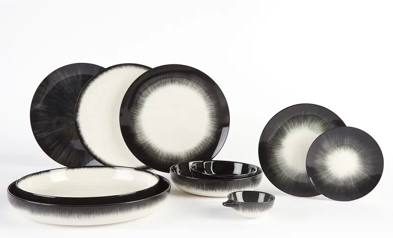 Dé Tableware by Ann Demeulemeester - Diep bordje Variatie B - Ø18,5 - 2 stuks by Serax in Off-white, Black – product photo
