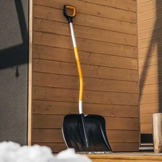 Pelle à Neige X-series Curved Pusher van Fiskars – productfoto 5 van 5