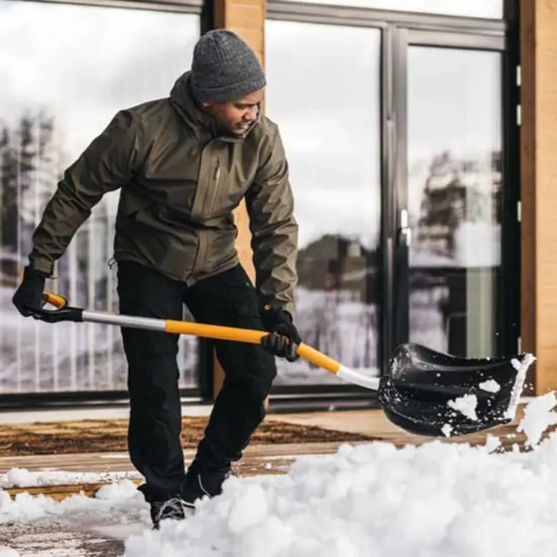 Pelle à Neige X-series Curved Pusher van Fiskars – productfoto 3 van 5