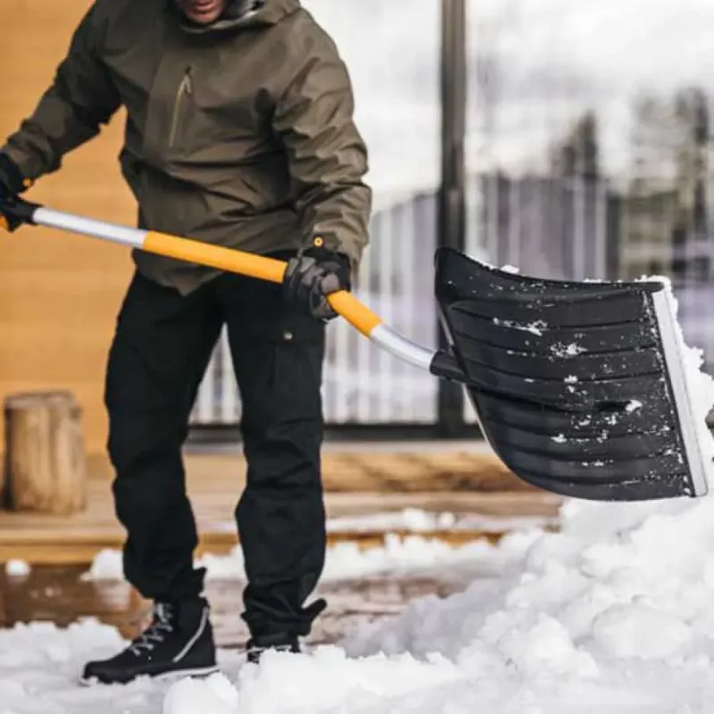 Pelle à Neige X-series Curved Pusher van Fiskars – productfoto 4 van 5