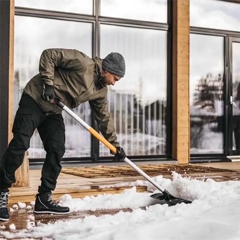 Pelle à Neige X-series Roller van Fiskars – productfoto 4 van 5