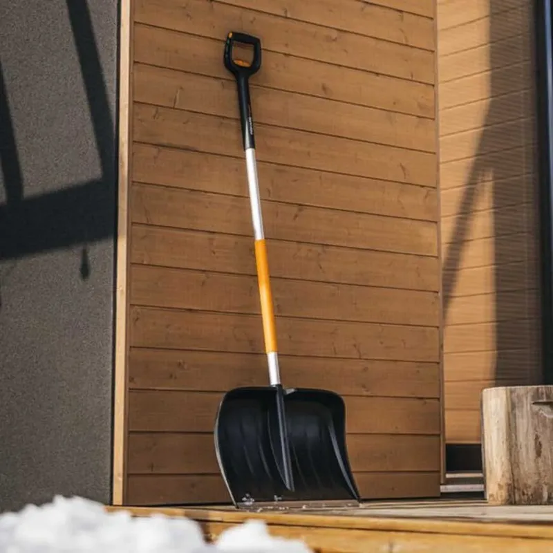 Pelle à Neige X-series Telescopic Pusher van Fiskars – productfoto 4 van 5